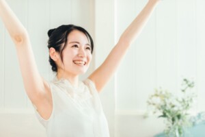 喜ぶ女性の写真